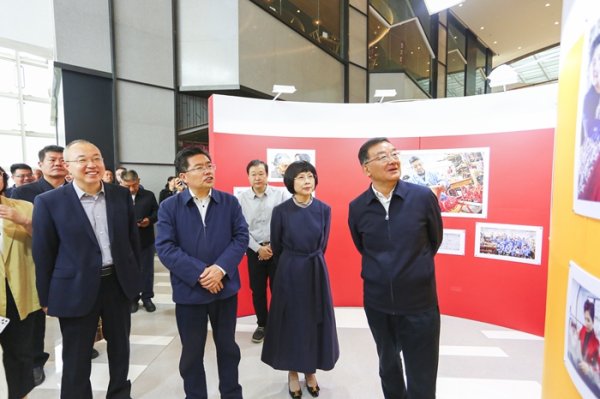 睿迎网 以光影传递文明力量——“谢谢你！身边好人”主题摄影巡展首展在济南启幕