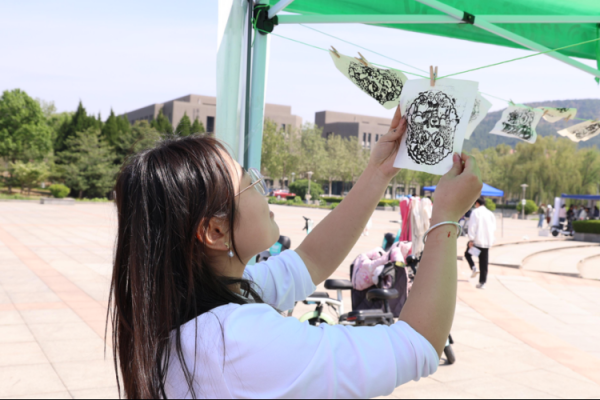辉煌配资 非遗遇见青春校园 史学青年奏响传承强音——山东师范大学举办文化节
