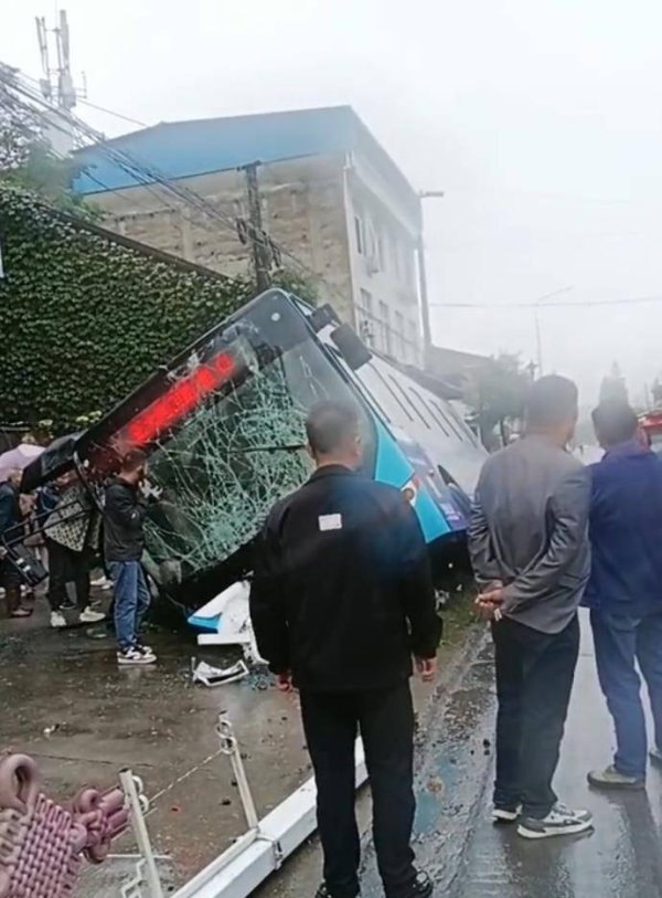 牛人配资 公交车侧翻13人受伤其中2人骨折：司机瞬间意识不清导致意外，交警正调查事故详情