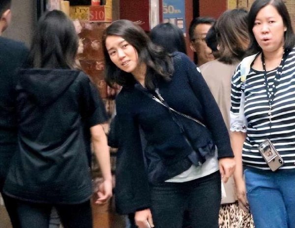 易投配资 黎明妻女首现演唱会现场，天王家庭神秘面纱被意外掀开